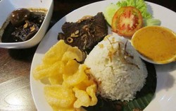 Rumah Baba: Aduh Enaknye Nasi Uduk Empal Plus Es Biang Kerok!