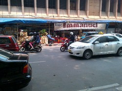 Pedagang Parsel Cikini di Trotoar Sampai September, Bingung Cari Lapak