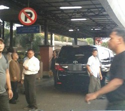 Ada Rambu Larangan, Alphard Masih Parkir Sembarangan di Bandara Cengkareng