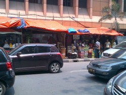 Digusur PT KAI, Pedagang Parsel Cikini Buka Lapak di Trotoar 