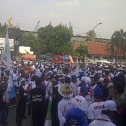 Ribuan Petani Tebu Demo di Depan Kantor Gita Wirjawan