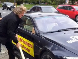 Kesal Tak Kunjung Diperbaiki, BMW M6 Dihancurkan dengan Palu