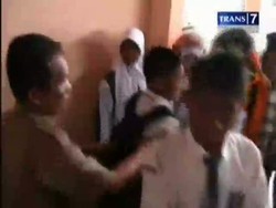Pelajar Keroyok Preman