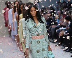 Show Penuh Bunga dari Burberry & Warna Pastel di Koleksi Peter Pilotto