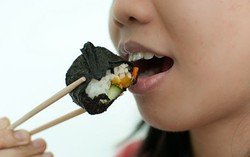 Jangan Lakukan Hal Ini Saat Menyantap Sushi!