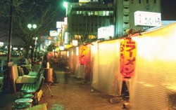 Mau Jajan Sushi Murah Meriah? Mampir ke Warung Ini!