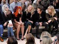 Harry Styles Dikelilingi Para Wanita