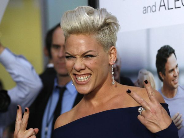 Tampil Feminin, Pink Tetap Nge-rock