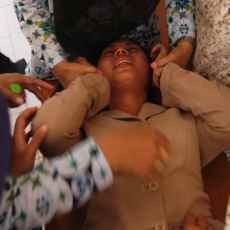 Peringati Hari Jadi Sekolah, Puluhan Pelajar & Guru SMKN 1 Kendit Kesurupan