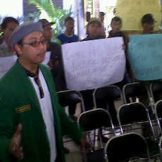 Camat Gunung Anyar Dituntut Warga Selesaikan Penggusuran PKL