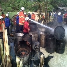 Lahan Tempat Penyimpanan Oli Bekas Terbakar