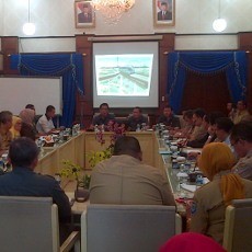 Emil Larang Kepala Dinas Keluarkan Gadget Saat Rapat