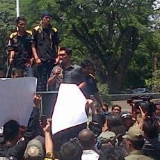 Didatangi Demonstran, Emil Hentikan Sementara Rapat Perdana