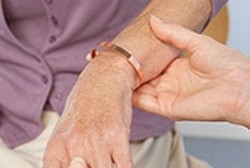 Populer di Inggris, Gelang Tembaga Tak Terbukti Sembuhkan Rematik