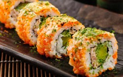 Agar Tak Kelebihan Kalori, Makan Sushi 5 Potong Saja