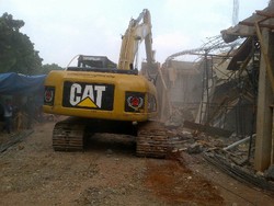 Bangunan Tak Sesuai Izin, 9 Ruko di Cipayung Dibongkar Petugas