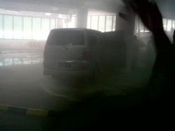 Mobil APV Terbakar di Tempat Parkir Lantai 3 Pasar Tanah Abang