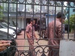 Rekonstruksi Kasus Suap Pegawai MA di LBH Mawar Saron, KPK Bawa 2 Tersangka