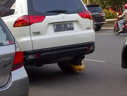 Parkir Sembarangan di Depan PN Jakpus, Pajero Sport Digembok Dishub