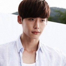 Fans Hadiahkan Patung Mini untuk Ulang Tahun Lee Jongsuk