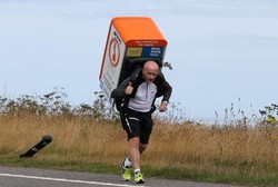 Berlari 1.053 Meter Sambil Gendong Kulkas, Pria Ini Cedera Tulang Belakang