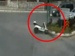 Pakai Helm, Biker Selamat Setelah Menabrak Tiang Besi