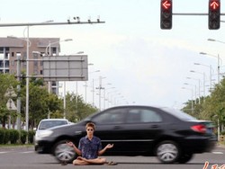 Bule Bertapa di Jalan Sambil Telanjang
