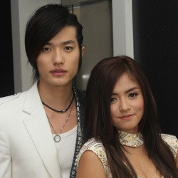 Tika T2 dan Lee Hitz Meluncur Duet