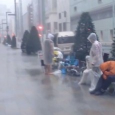 Edan! Antre iPhone Baru, Fans Apple Abaikan Angin Topan