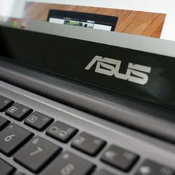 Laptop Asus U38N, Memikat dengan Layar Ponsel Besar