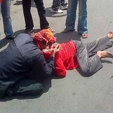 Unjuk Rasa Ratusan Warga Lereng Gunung Kelud Diwarnai Kesurupan