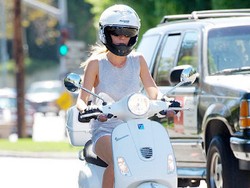 Punya SIM Motor Gwyneth Paltrow Langsung Nyemplak Vespa