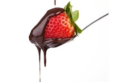 Makan Stroberi dan Cokelat Bisa Mudahkan Orgasme? Ini Tanggapan Dokter