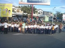 Kibarkan Merah Putih, Ratusan Pelajar Sambut SBY di Banda Aceh