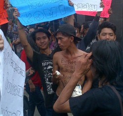 Puluhan Pengamen Demo di PN Jaksel Tuntut Temannya Dibebaskan