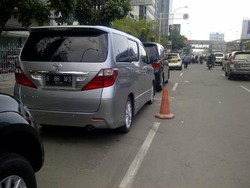 Tak Ada Petugas, Parkir Liar Menjamur Lagi di Depan PN Jakpus
