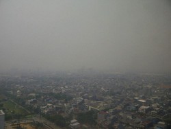 Asap Kendaraan Bermotor yang Terperangkap Membuat Pluit Berkabut