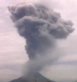 Pengungsi Erupsi Gunung Sinabung Mulai Terserang ISPA