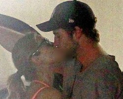 Baru Putus dari Miley Cyrus, Liam Hemsworth Kepergok Ciuman dengan Wanita Lain