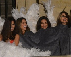 Foto: Seksinya Model Victorias Secret Saat Pemotretan di Paris