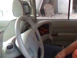 Mobil Aneh dengan Setir di Jok Baris Kedua