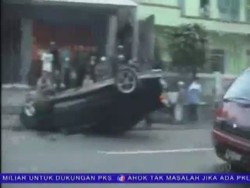 Diduga Ugal-ugalan Mobil Polisi Salto