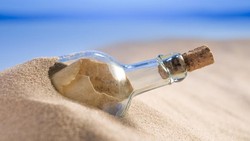 Pria Temukan Pesan Misterius dalam Botol Tertua di Dunia