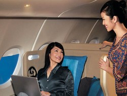 Asyiknya Internetan di Pesawat