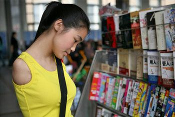 Yang Pei, Gadis Tanpa Lengan yang Bisa Menyulam dengan Kakinya