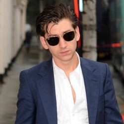 Ditonton Ibunda, Alex Turner Arctic Monkeys Tak Bisa Nakal di Panggung