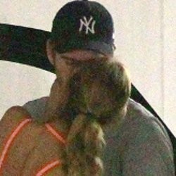 Terungkap! Foto Liam Hemsworth Ciuman Mesra dengan Eiza Gonzalez