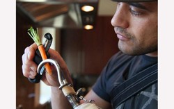 Meski Kehilangan Tangan Kiri, Pria Ini Sukses Sebagai Seorang Chef