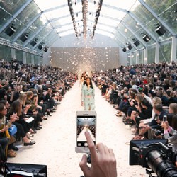 Belasan iPhone 5S Sorot Fashion Show Burberry