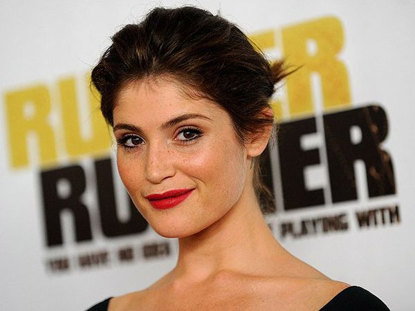 Bibir Merah Gemma Arterton